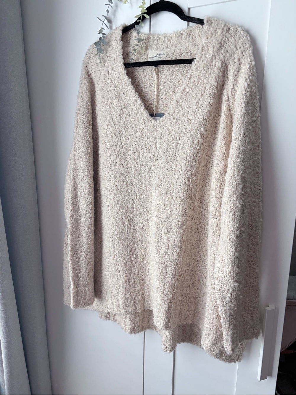 Universal Threads Soft Cream V-Neck Bouclé Sweater